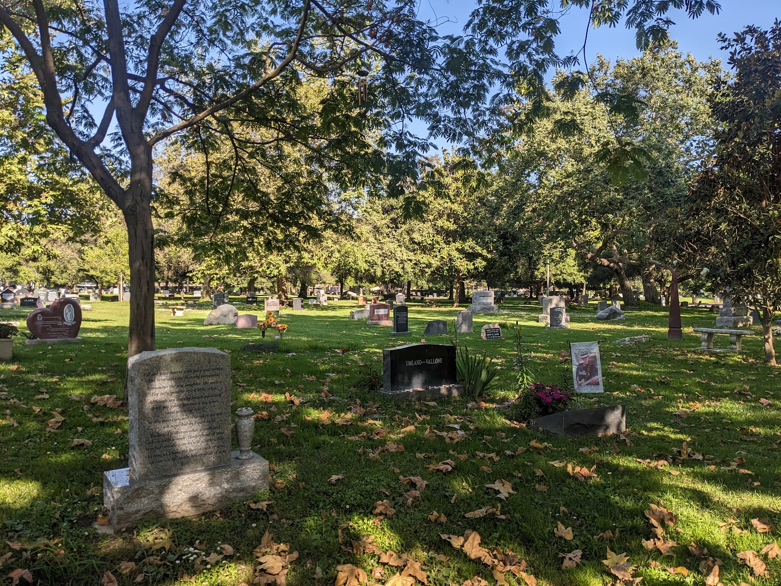 Oak Park Cemetery cemetery grounds and headstones