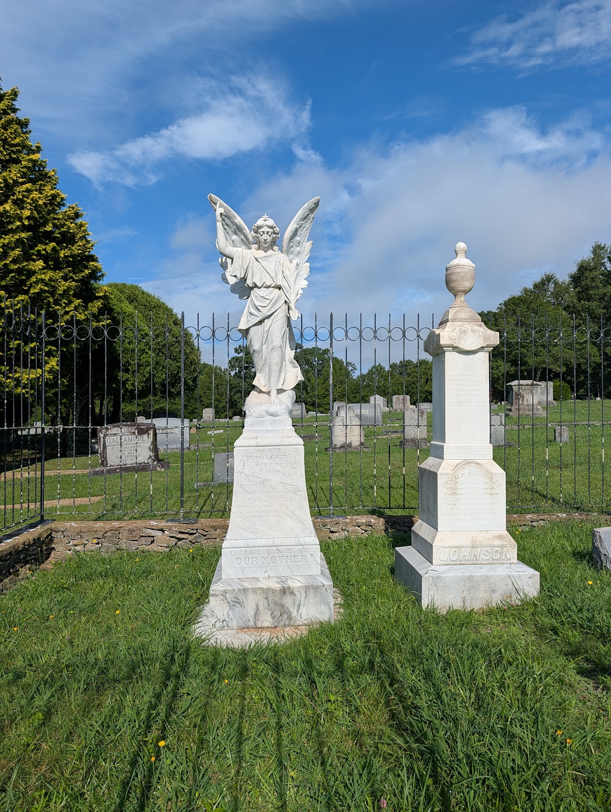 Oakdale Cemetery cemetery grounds and headstones