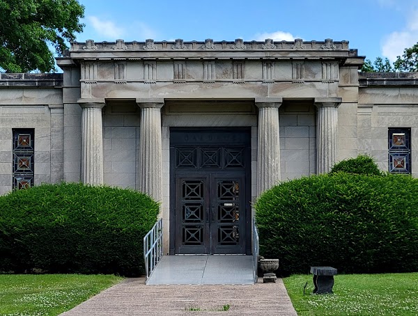 Oakdale Memorial Gardens grounds