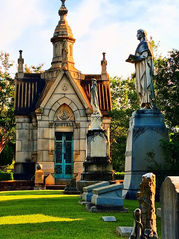 Oakland Cemetery grounds
