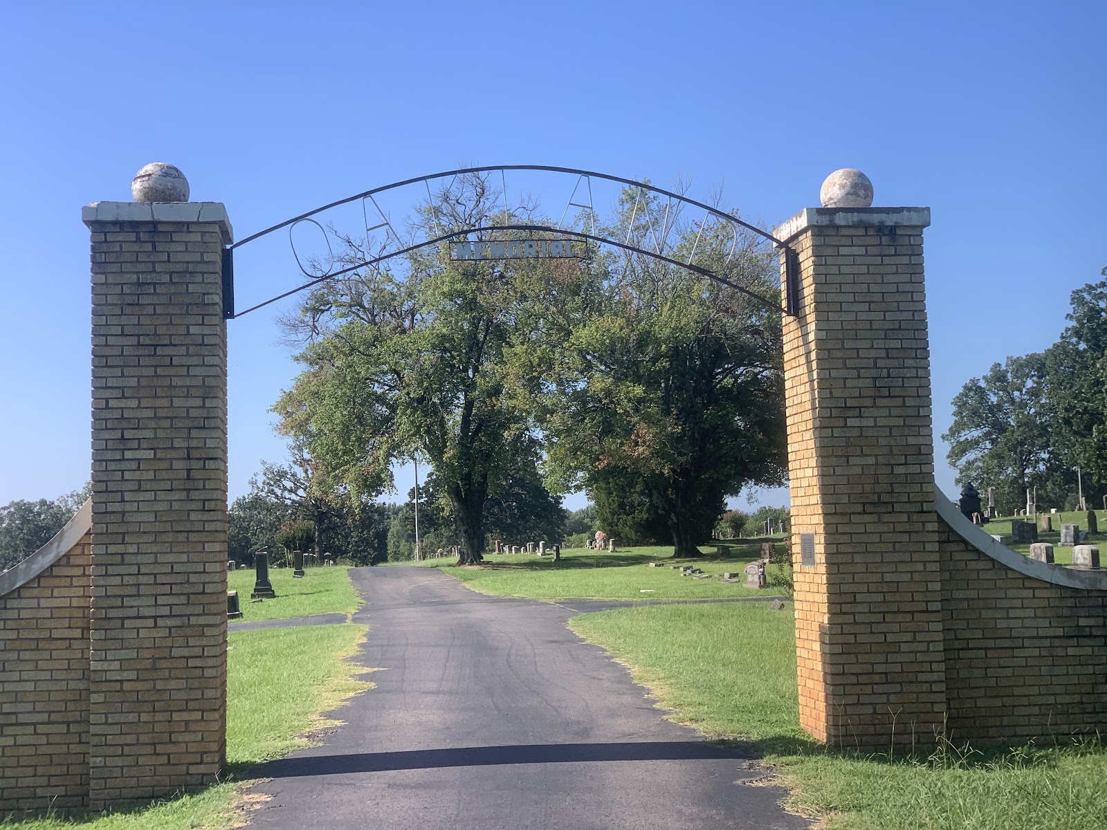 Oakland Cemetery cemetery grounds and headstones