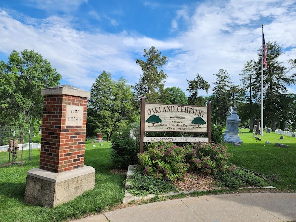 Oakland Cemetery grounds