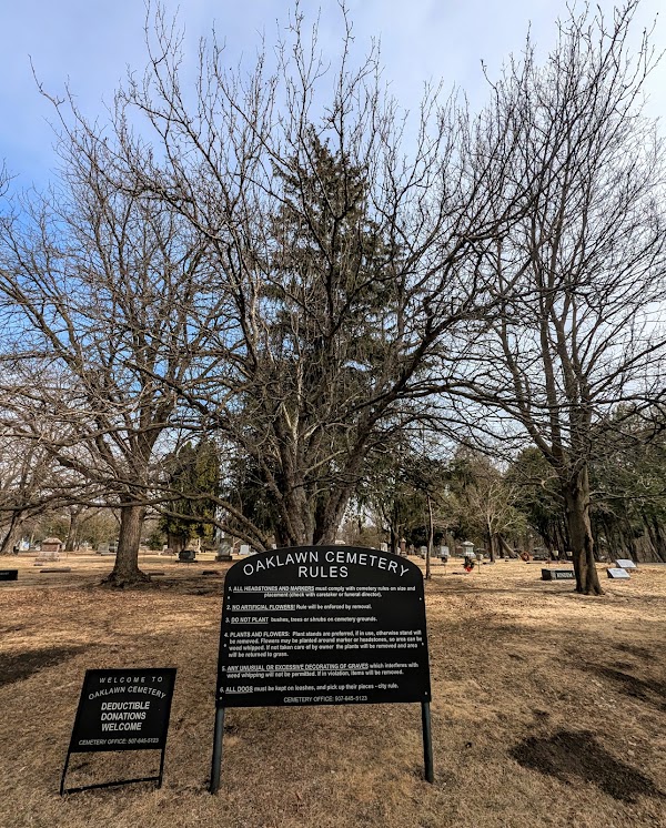 Oaklawn Cemetery grounds