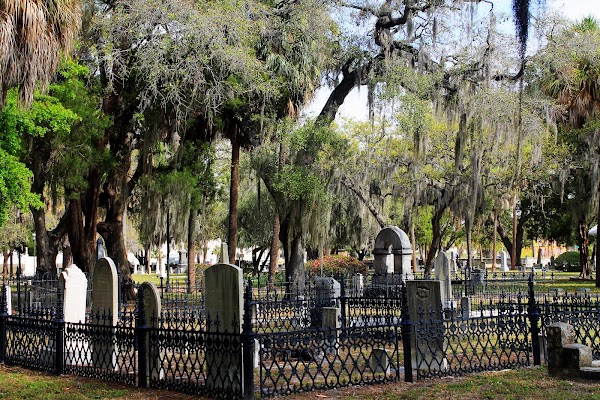 Oaklawn Cemetery grounds