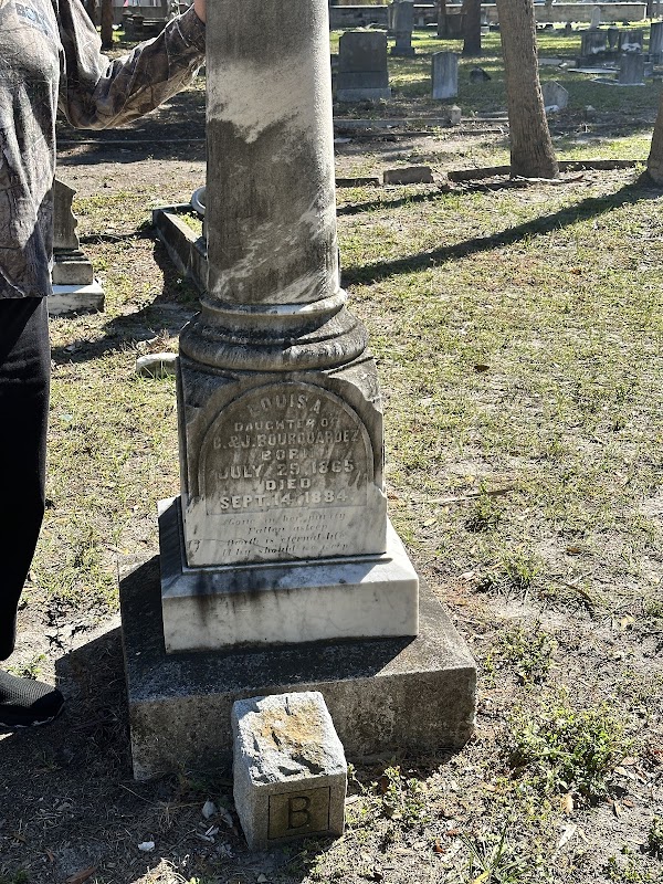 Oaklawn Cemetery grounds