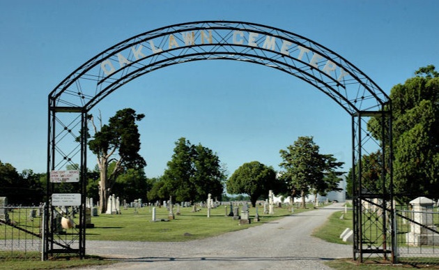Oaklawn Cemetery cemetery grounds and headstones