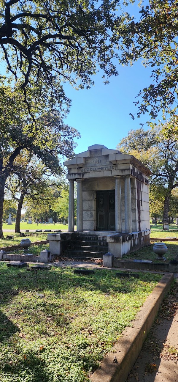 Oakwood Cemetery grounds