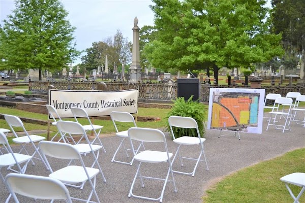 Oakwood Cemetery grounds