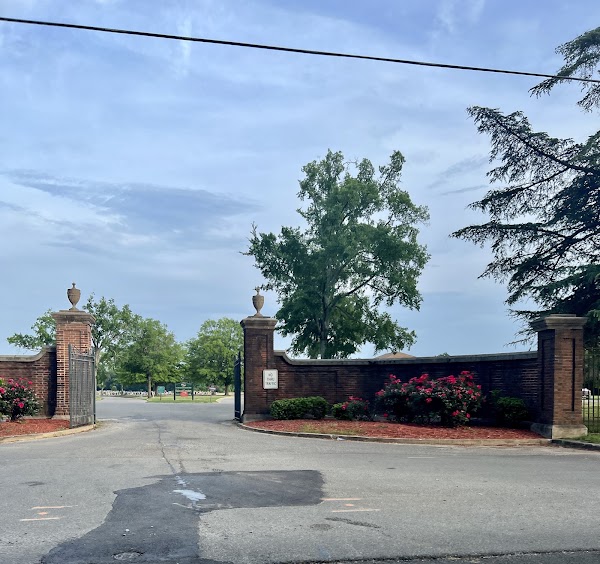 Oakwood Cemetery grounds