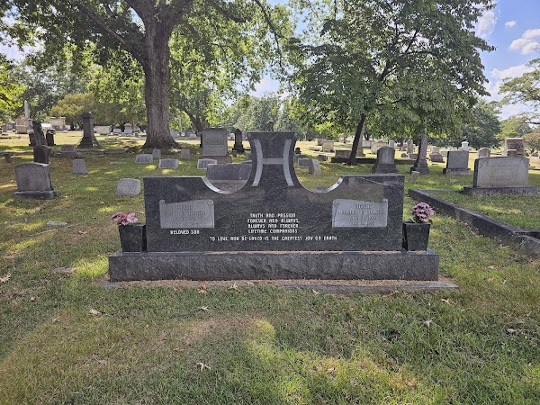 Oakwood Cemetery grounds