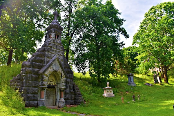Oakwood Cemetery grounds