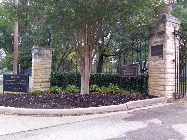 Oakwood Cemetery grounds