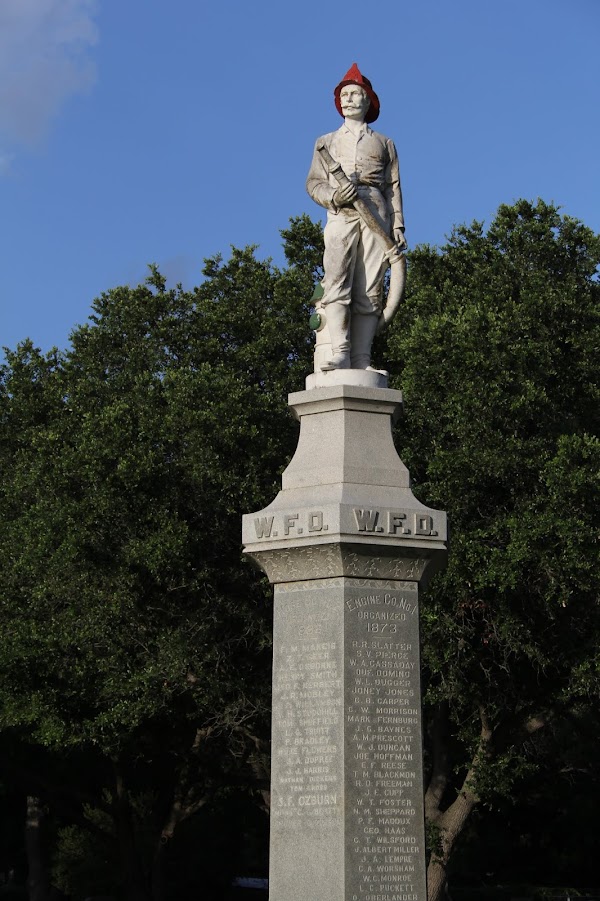 Oakwood Cemetery grounds