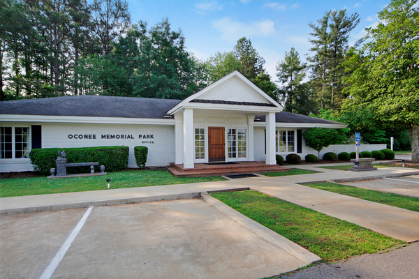 Oconee Memorial Park grounds