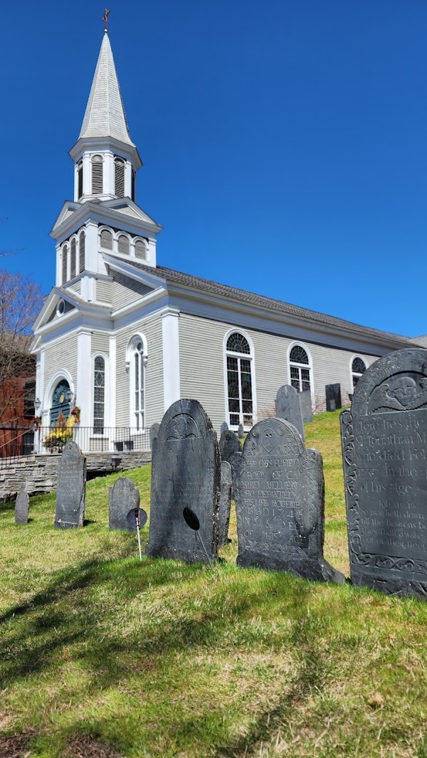 Old Hill Burying Ground grounds