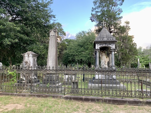 Old Live Oak Cemetery grounds