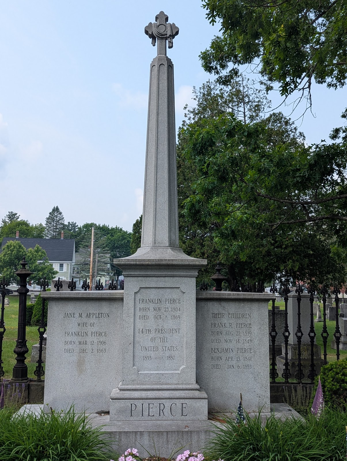 Old North Cemetery cemetery grounds and headstones