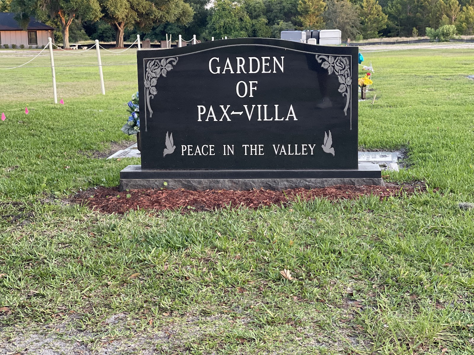 Orlando Memorial Gardens cemetery grounds and headstones