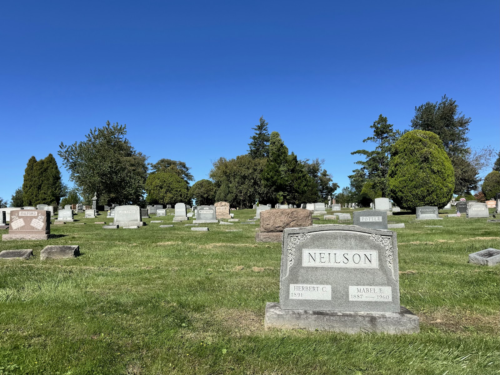 Parkwood Cemetery cemetery grounds and headstones