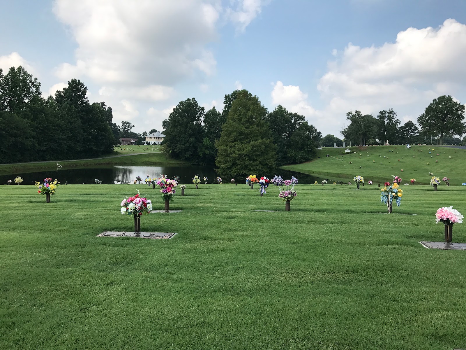 Peachtree Memorial Park cemetery grounds and headstones