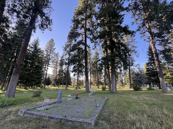 Pinegrove Cemetery grounds