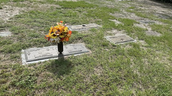 Pinelawn Memorial Park grounds