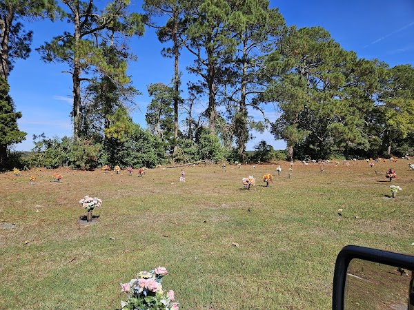 Pinelawn Memorial Park grounds