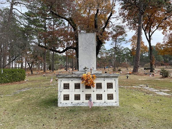 Pinelawn Memorial Park grounds