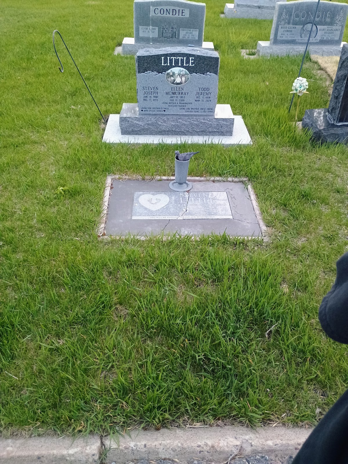 Preston Cemetery cemetery grounds and headstones