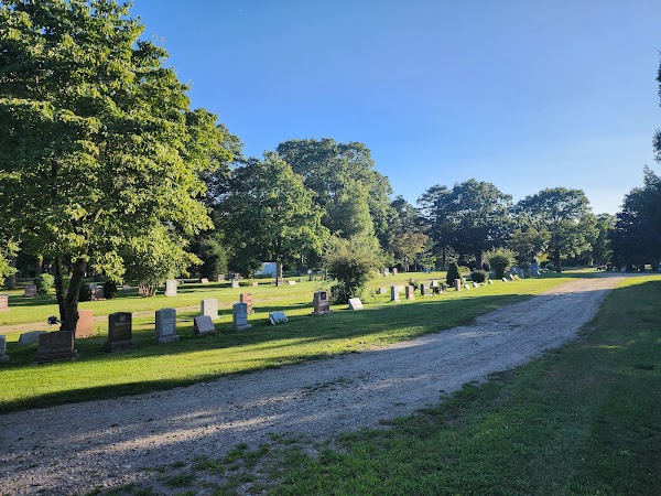 Quidnessett Memorial Cemetery grounds