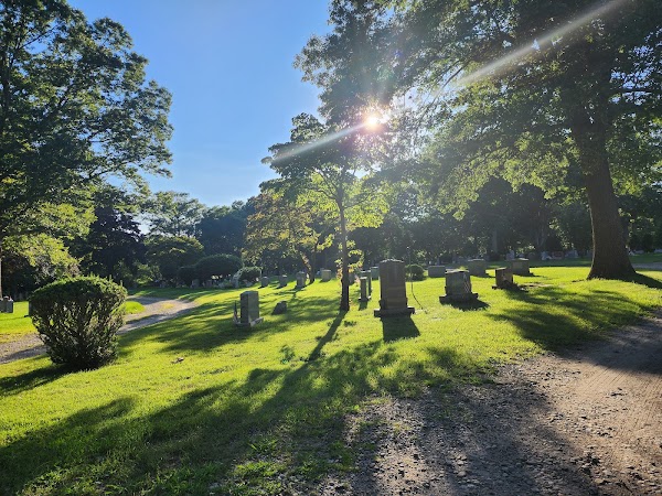 Quidnessett Memorial Cemetery grounds