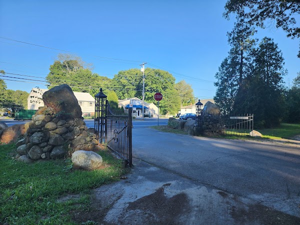 Quidnessett Memorial Cemetery grounds