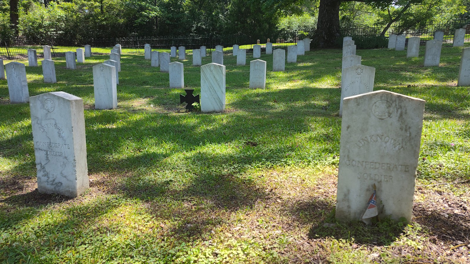 Raymond Confederate Cemetery cemetery grounds and headstones