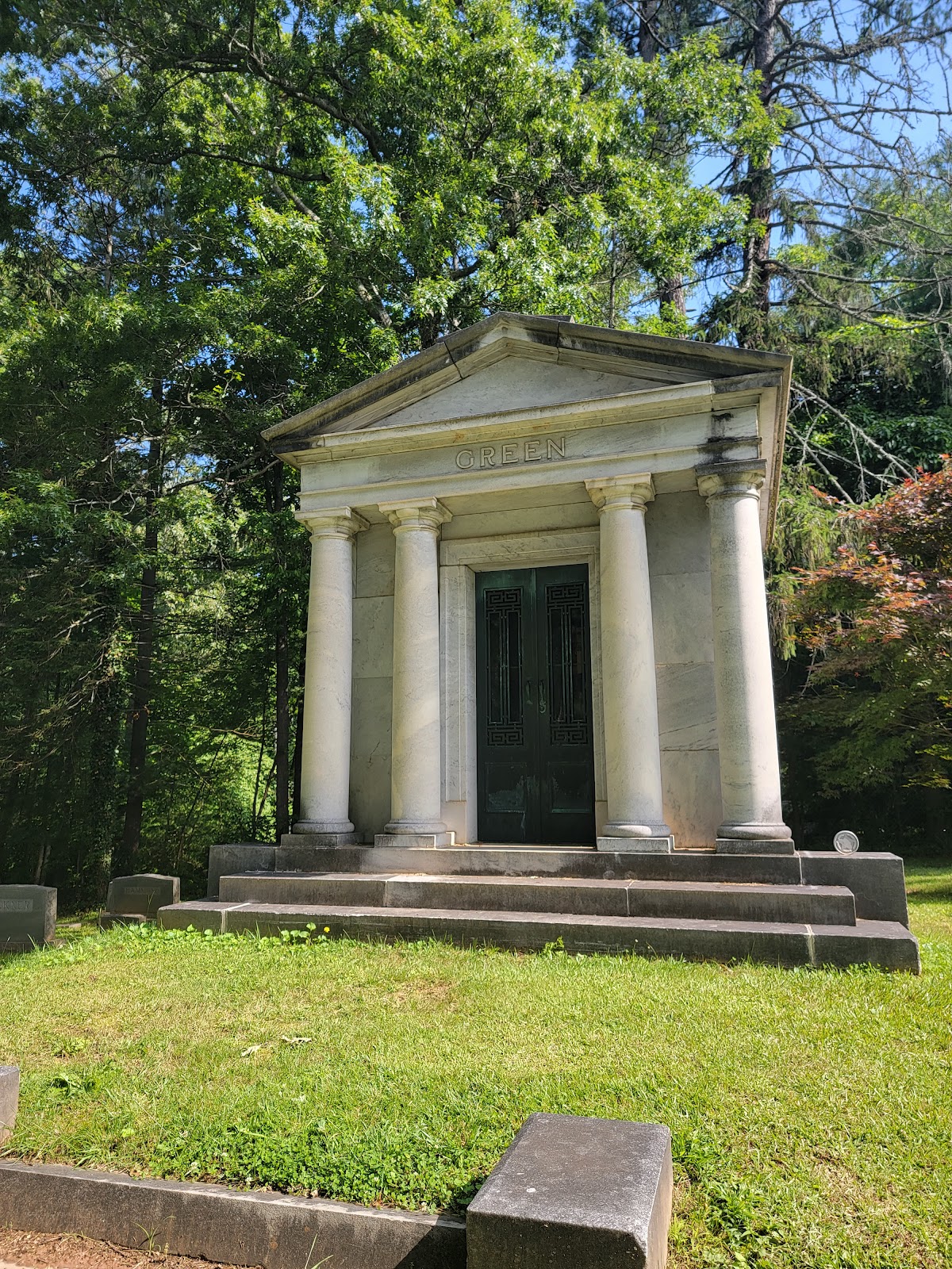 Riverside Cemetery cemetery grounds and headstones
