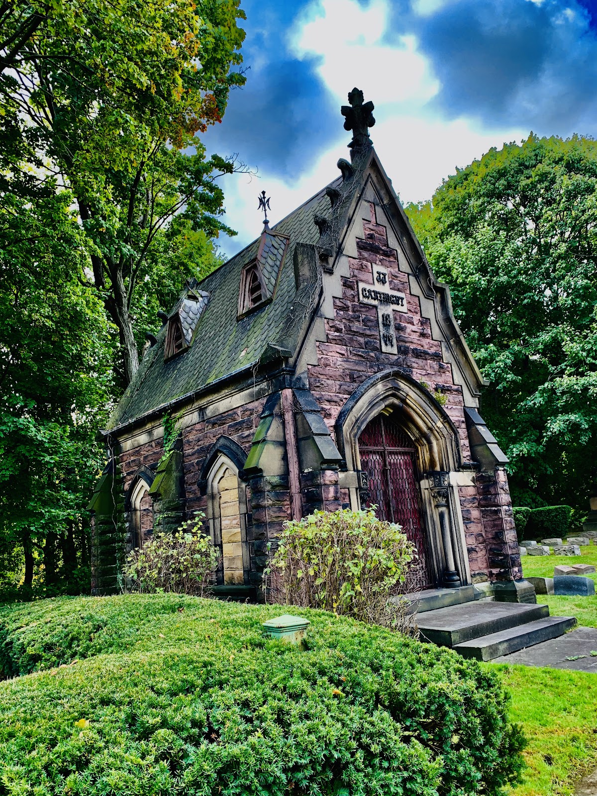 Riverside Cemetery cemetery grounds and headstones