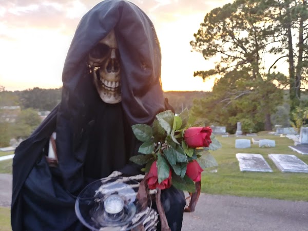 Riverside Cemetery & Conservancy grounds