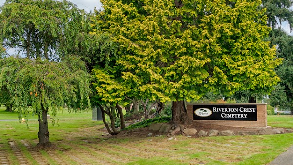 Riverton Crest Cemetery grounds