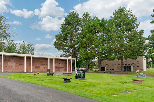 Riverton Crest Cemetery cemetery grounds and headstones