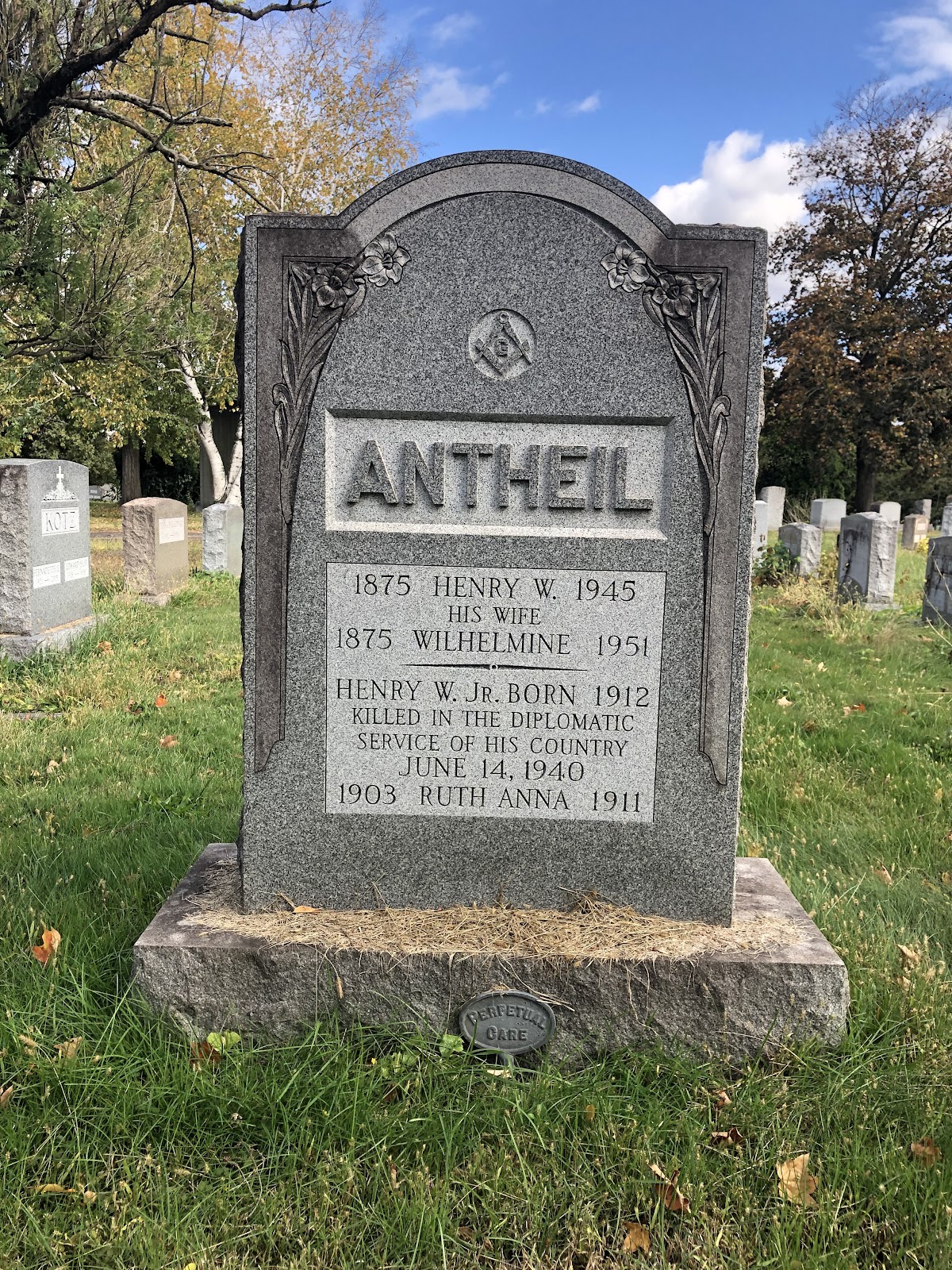 Riverview Cemetery cemetery grounds and headstones