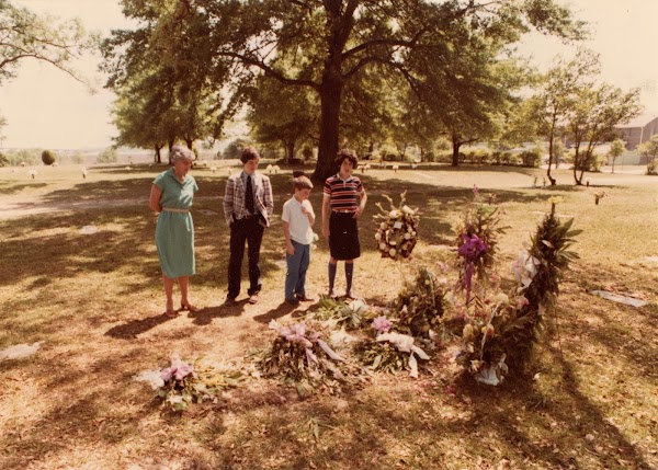 Riverview Memorial Park Cemetery grounds