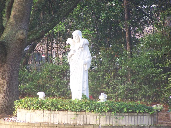 Riverview Memorial Park Cemetery grounds