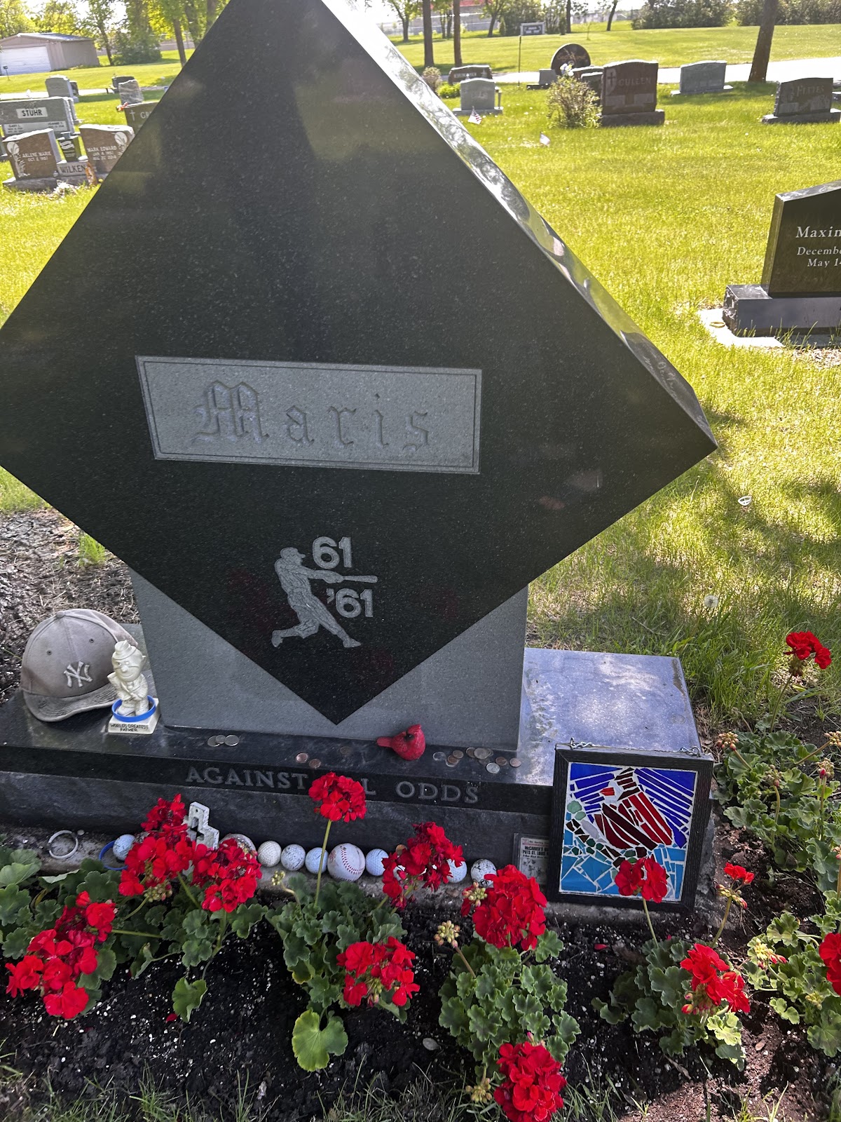 Roger Maris Grave cemetery grounds and headstones
