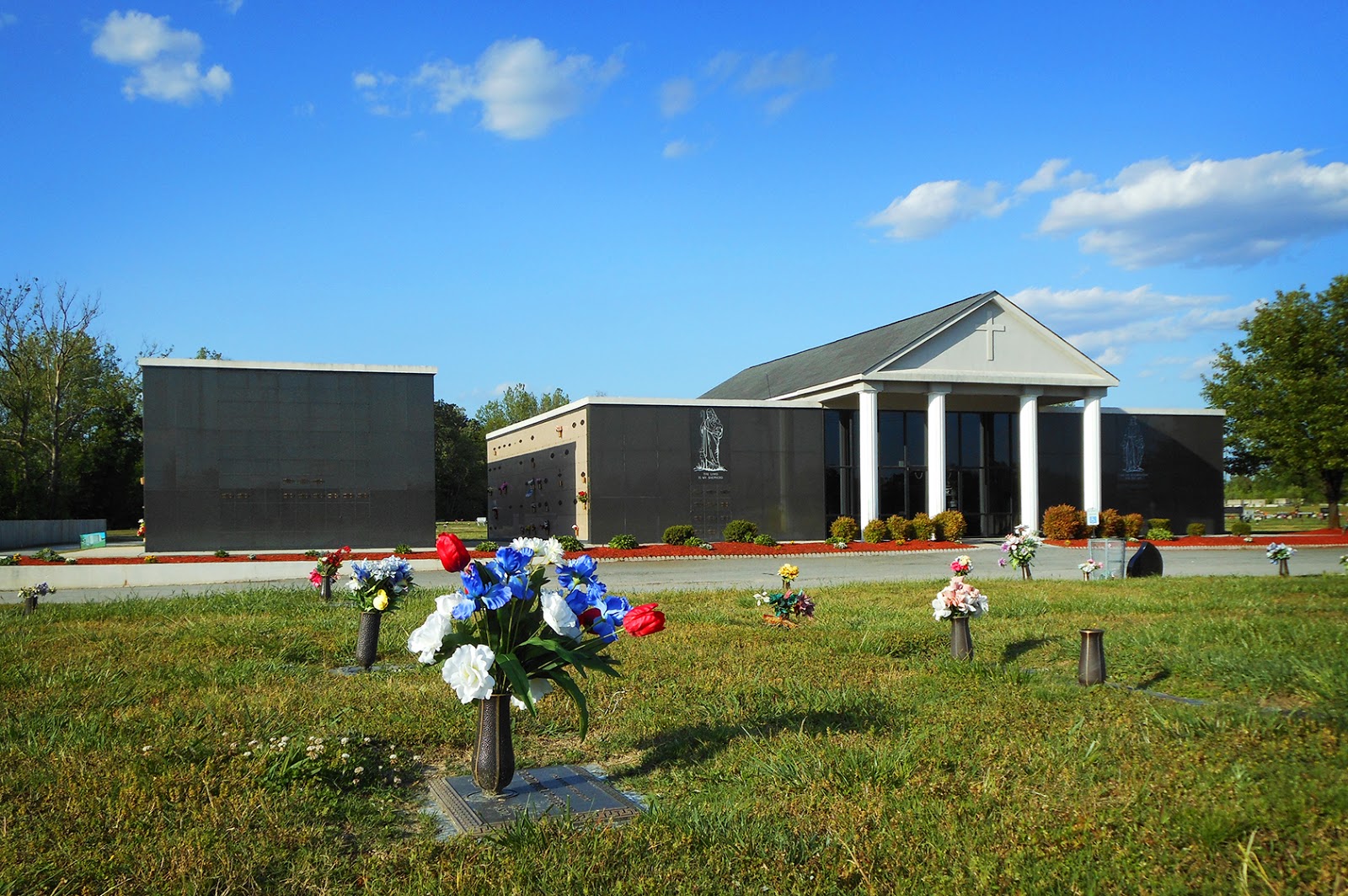 Roosevelt Memorial Park cemetery grounds and headstones