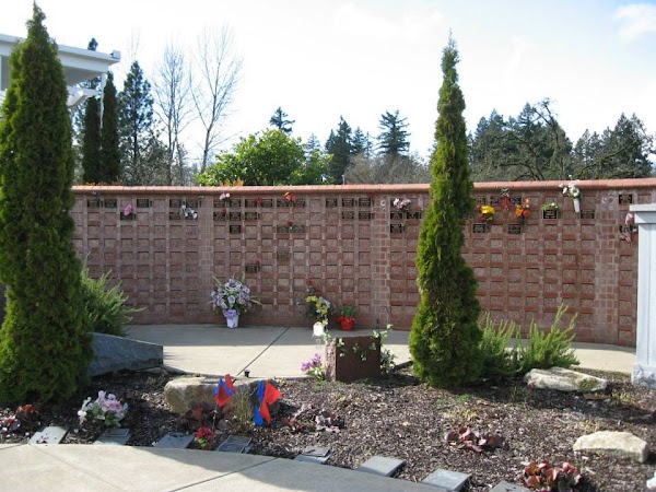 Roseburg Memorial Gardens grounds