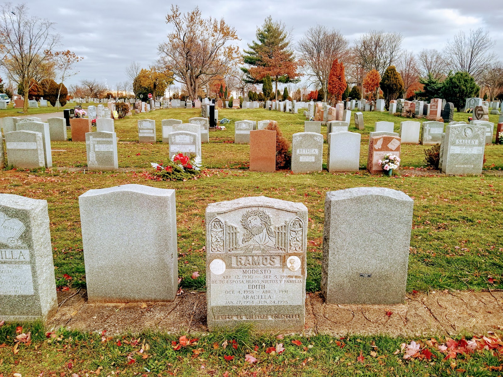Rosedale Cemetery cemetery grounds and headstones