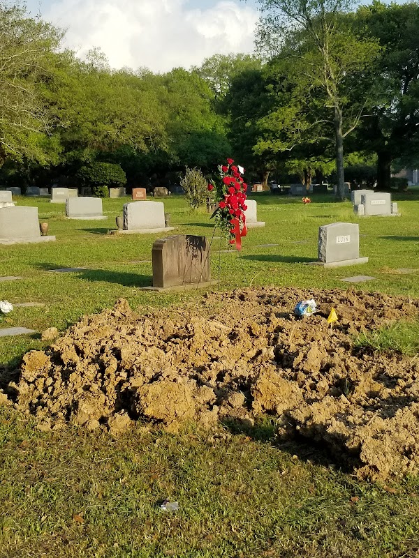 Roselawn Memorial Park grounds