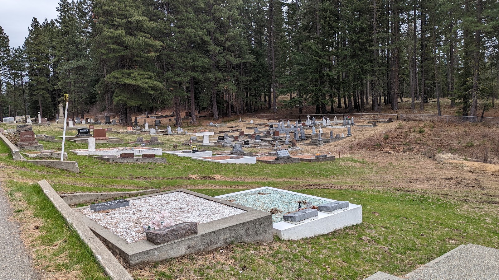 Roslyn Cemetery cemetery grounds and headstones