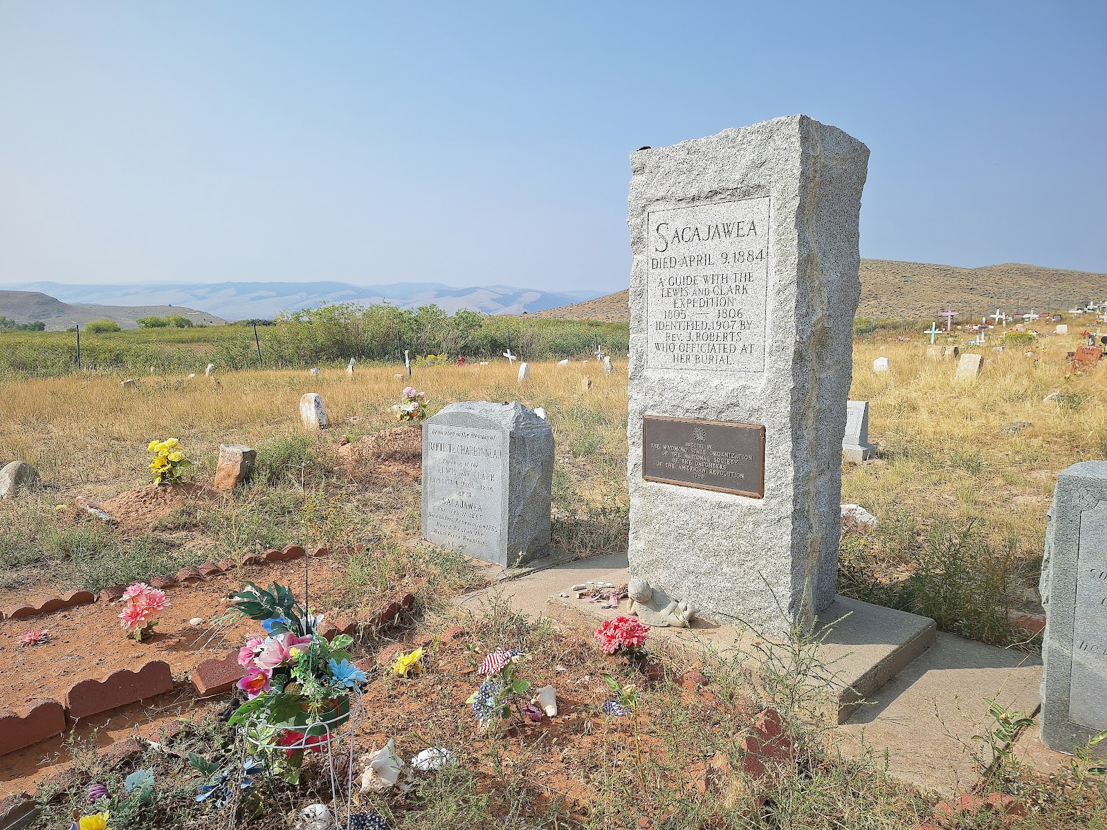 Sacajawea Gravesite cemetery grounds and headstones