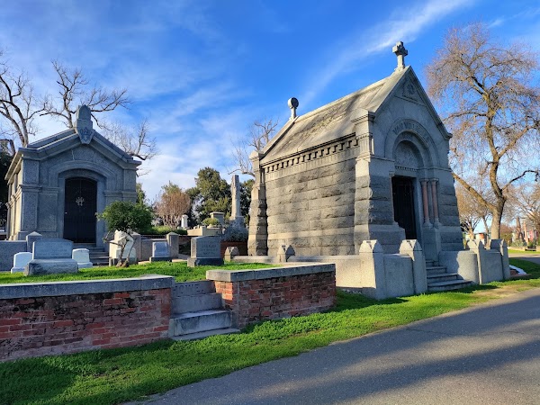 Sacramento Historic City Cemetery grounds
