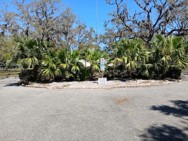 Sarasota Memorial Park grounds